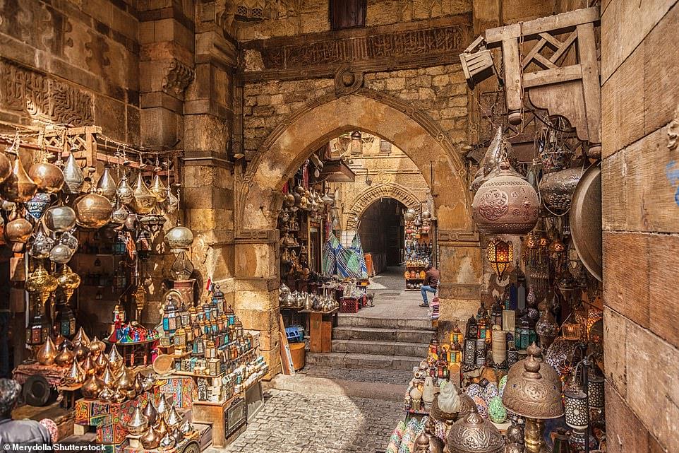 من « الأهرامات» إلى « المنتجعات الشاطئية » شاهد «مصر الساحرة » 