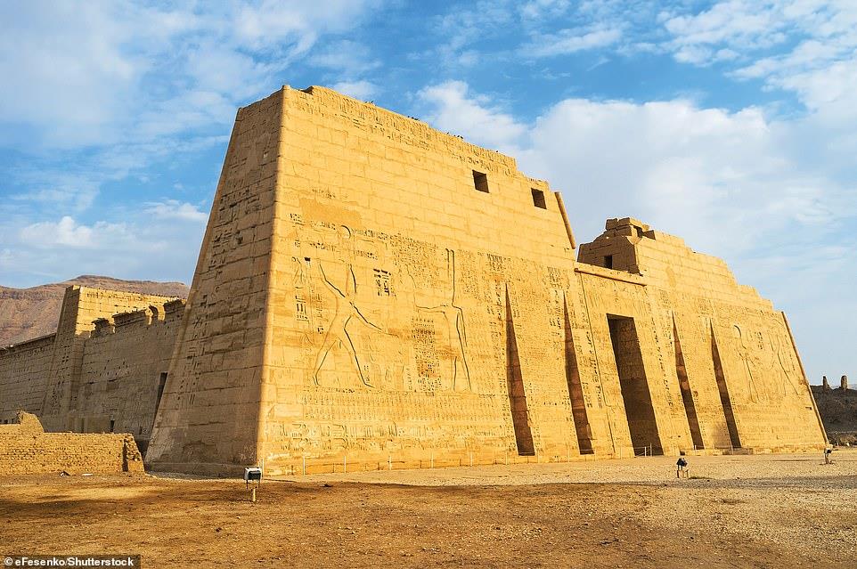 من « الأهرامات» إلى « المنتجعات الشاطئية » شاهد «مصر الساحرة » 