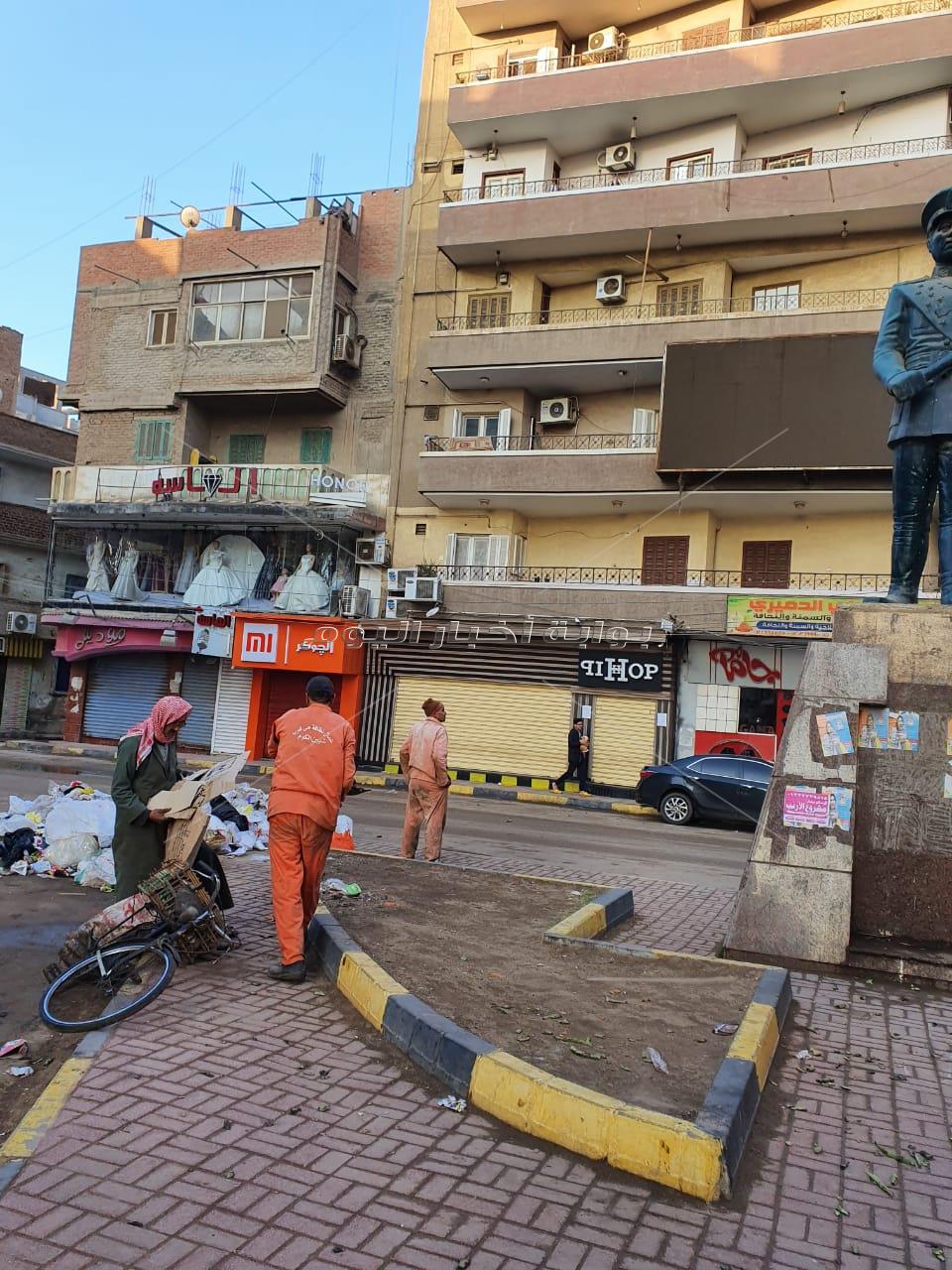 القمامة تحاصر ميدان الزعيم أنور السادات بشبين الكوم