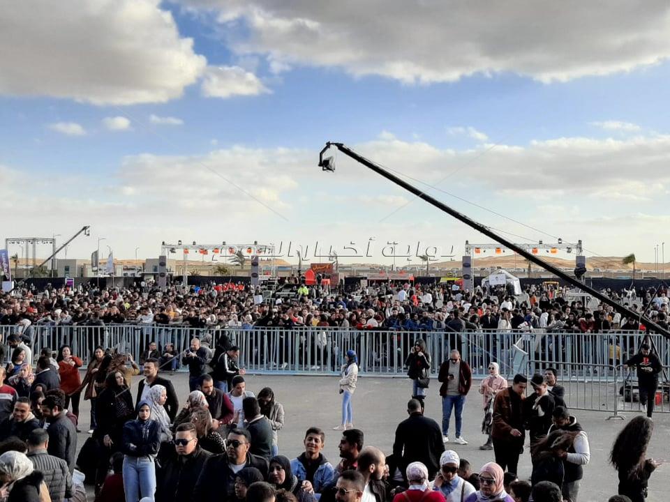 بدء التوافد على حفل عمرو دياب في المنارة