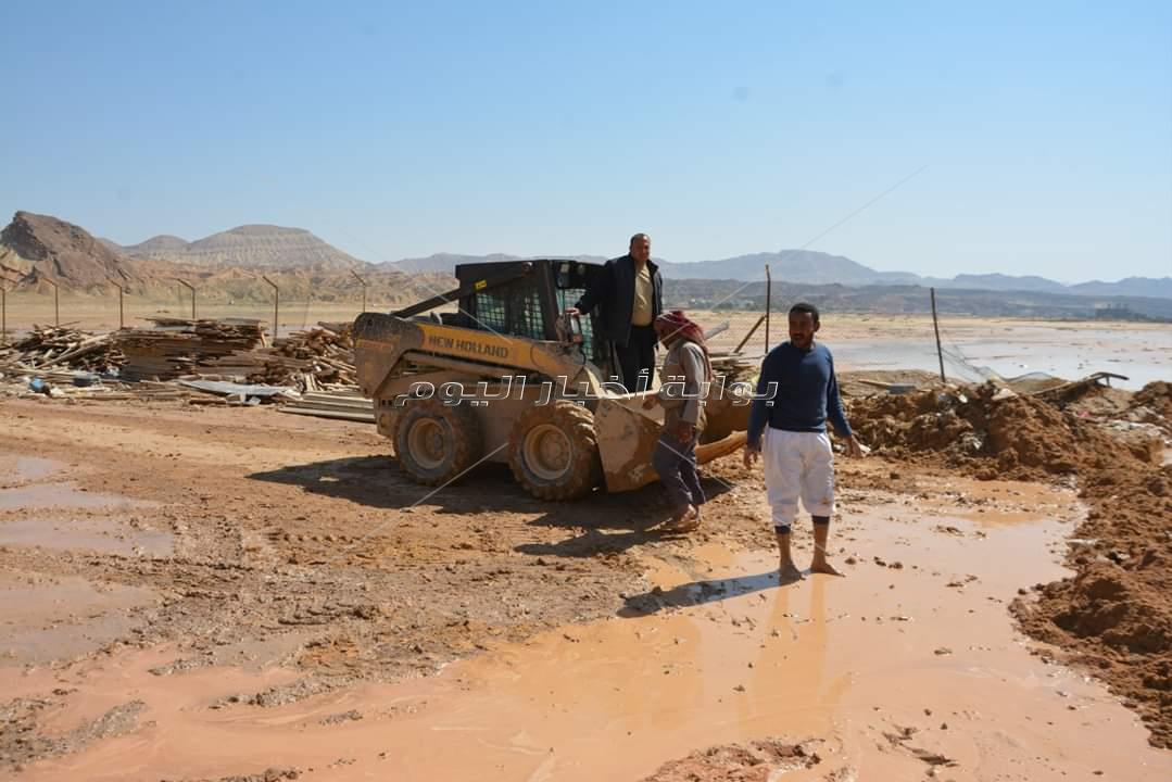 محافظ جنوب سيناء يتفقد ازالة اثار السيول بمدينة ابوزنيمة وابورديس