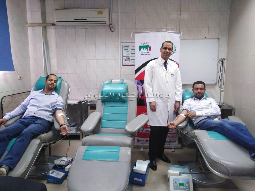 أبطال مركز نقل الدم بأسيوط يخوضون معركة للحفاظ على حياة المرضى