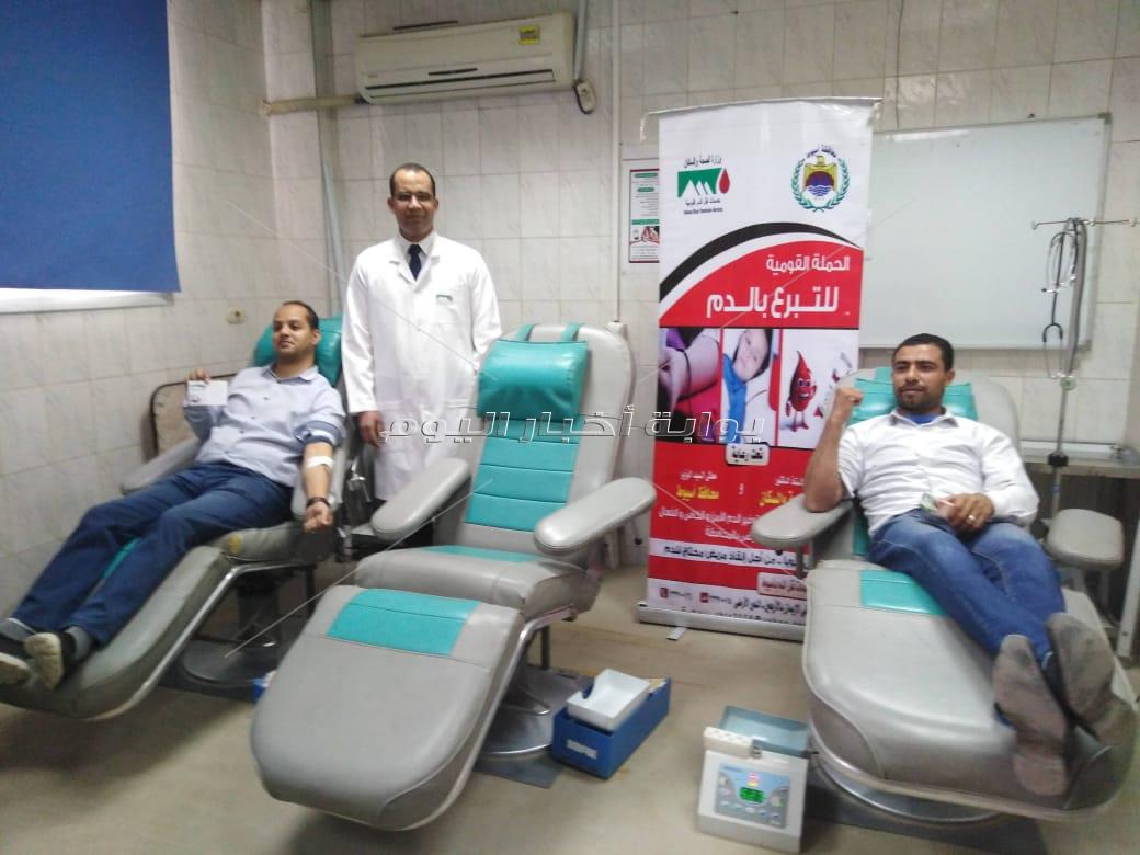 أبطال مركز نقل الدم بأسيوط يخوضون معركة للحفاظ على حياة المرضى