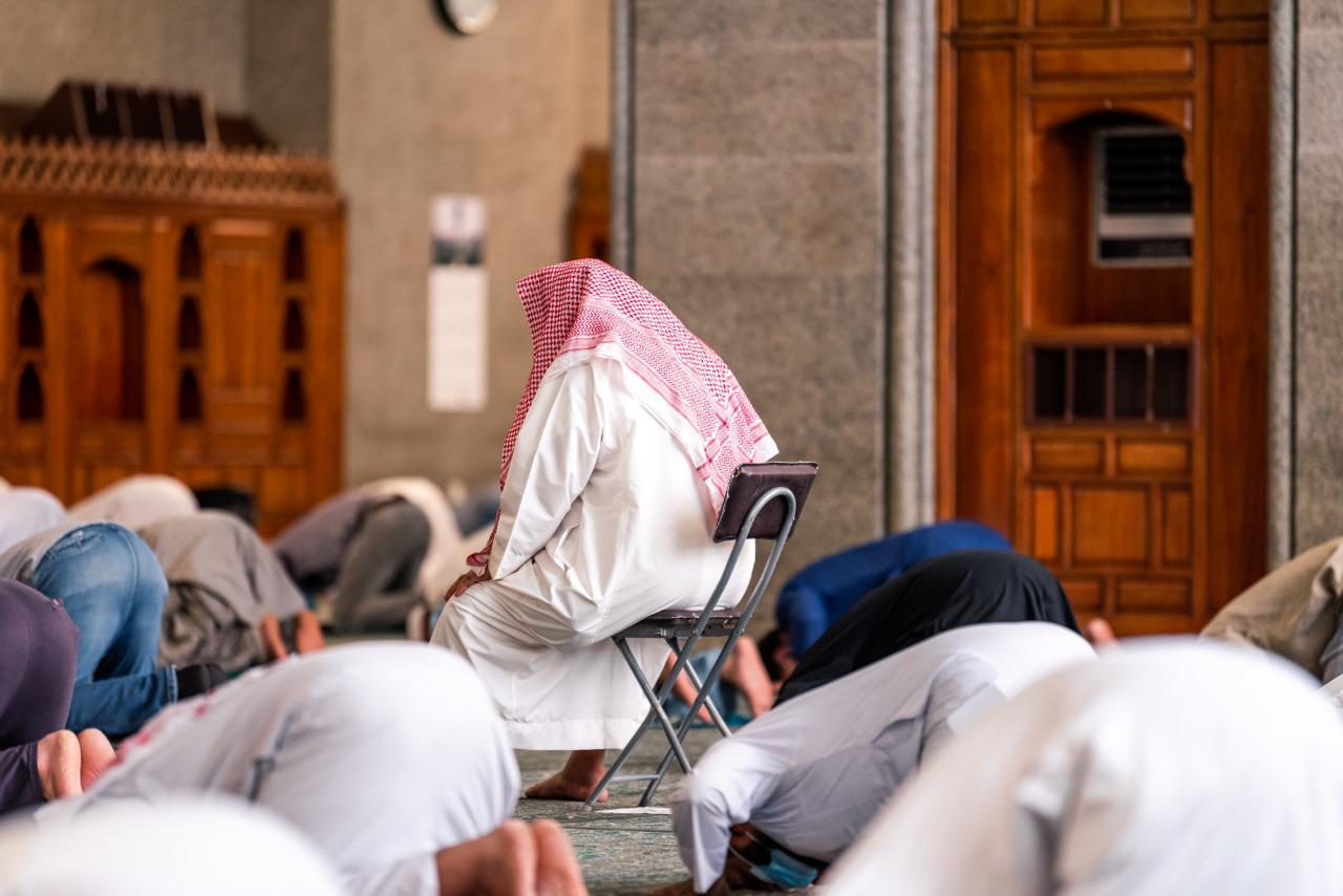  مشاعر الفرح والبهجة تغمر المصلين في ??مسجد قباء?? بالسعودية مع عودة الصلاة 