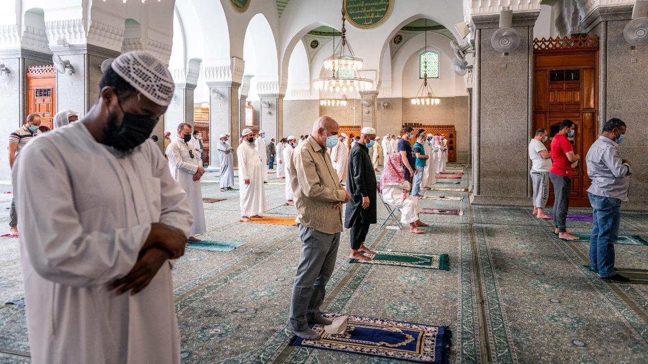  مشاعر الفرح والبهجة تغمر المصلين في ??مسجد قباء?? بالسعودية مع عودة الصلاة 