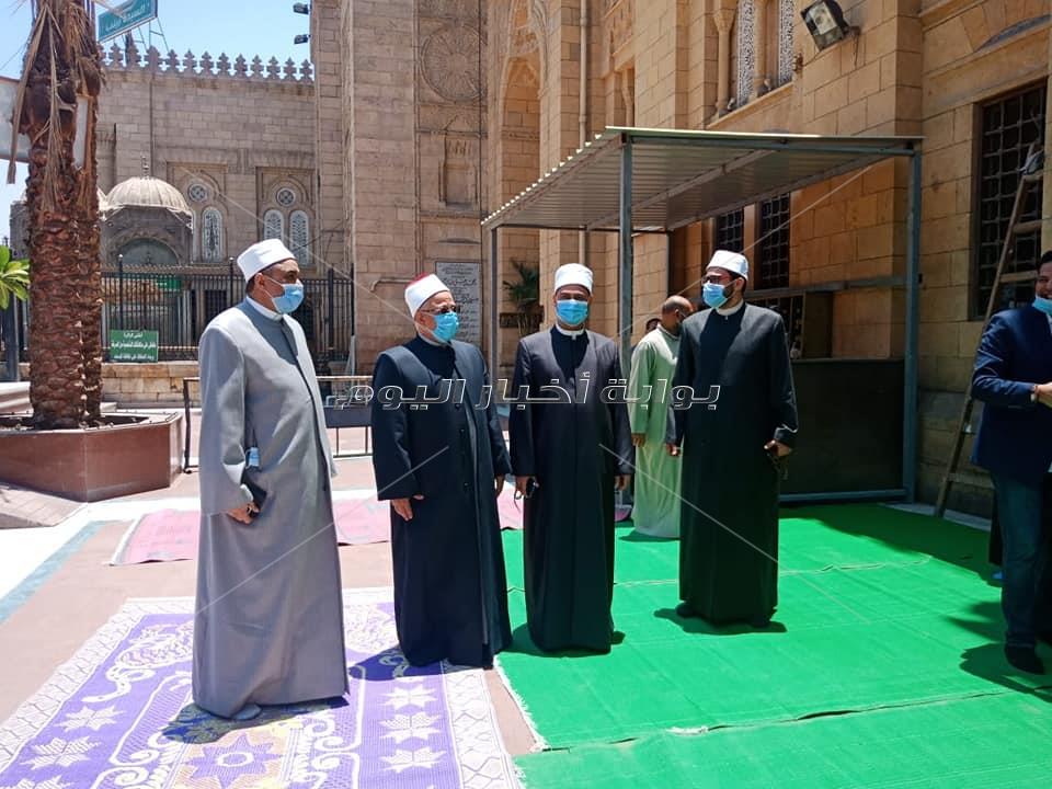 صور| بـ«الحلوى» و«الكمامات» الصلاة الأولى في مصلى النساء بالسيدة زينب