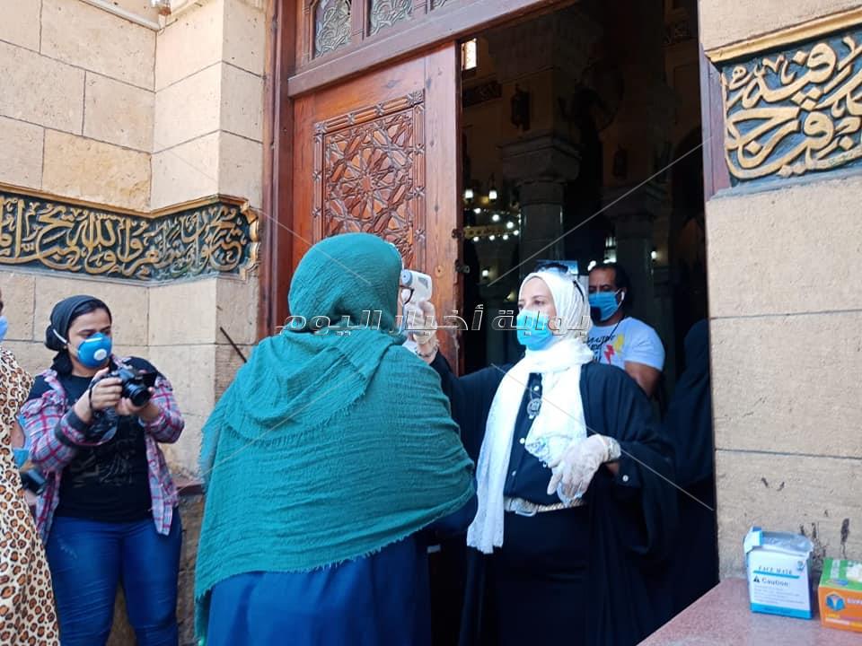 صور| بـ«الحلوى» و«الكمامات» الصلاة الأولى في مصلى النساء بالسيدة زينب