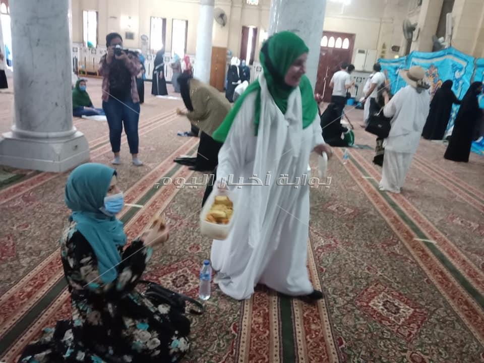 صور| بـ«الحلوى» و«الكمامات» الصلاة الأولى في مصلى النساء بالسيدة زينب