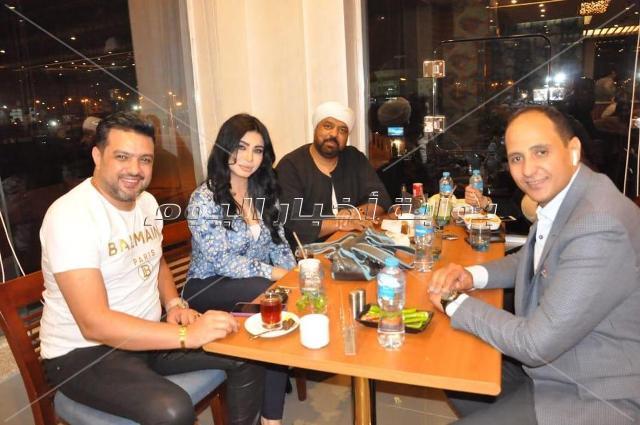 صوفينار وكاريكا ونجوم الرياضة في حفل افتتاح أحد المطاعم