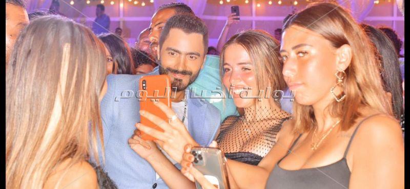 تامر حسني والعسيلي يُشعلان زفاف ياسر الحريري في «الساحل»