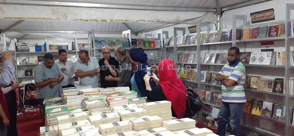 صور| رئيس هيئة الكتاب يتفقد استعدادات معرض الاسكندرية للكتاب