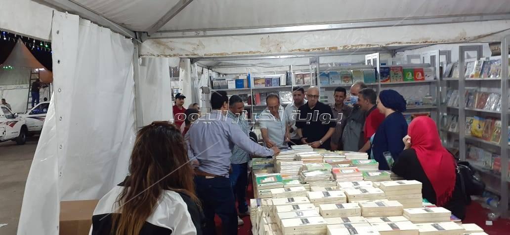 صور| رئيس هيئة الكتاب يتفقد استعدادات معرض الاسكندرية للكتاب