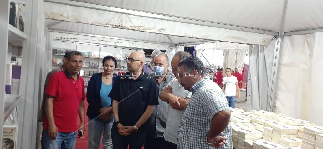 صور| رئيس هيئة الكتاب يتفقد استعدادات معرض الاسكندرية للكتاب