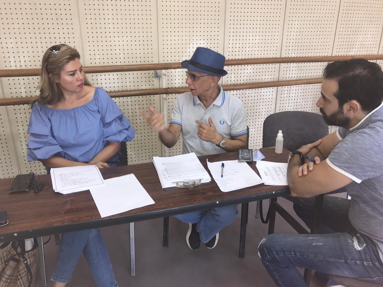 صور من الكواليس.. رانيا فريد شوفي تقدم حفل افتتاح «أولادنا»
