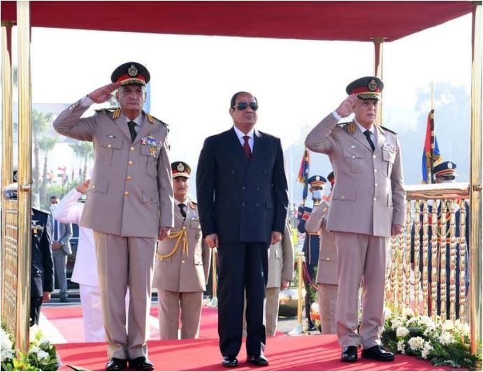 الرئيس يضع أكاليل الزهور على النصب التذكارى لشهداء القوات المسلحة بمدينة نصر