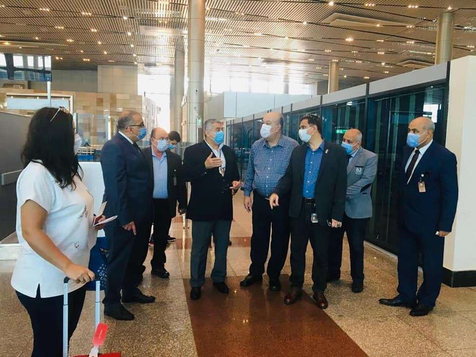 نائب وزير الطيران يتفقد إجراءات تسيير حركة الركاب بمبنى الركاب رقم 2  بمطار القاهرة الدولي