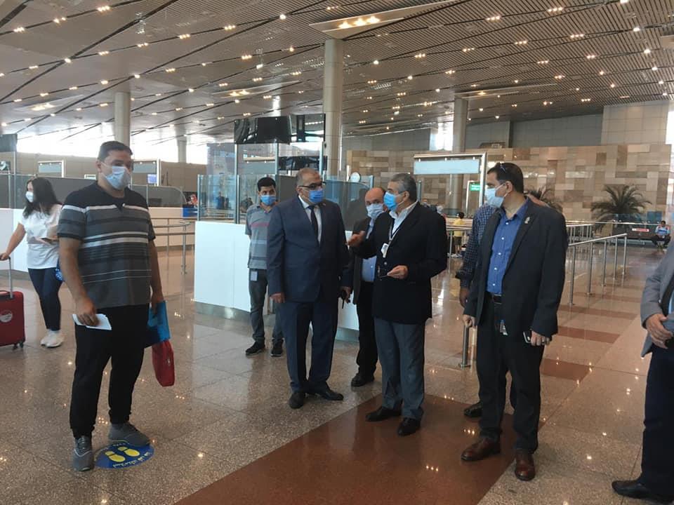 نائب وزير الطيران يتفقد إجراءات تسيير حركة الركاب بمبنى الركاب رقم 2  بمطار القاهرة الدولي