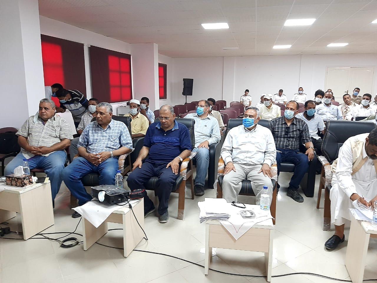   وزير الري يعقد جلسة نقاشية مع مشايخ القبائل بواحة سيوة للإطلاع على أبرز المشاكل 