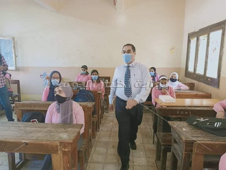 بالصور .. طلاب الصف الأول الثانوي يستلمون أجهزة التابلت