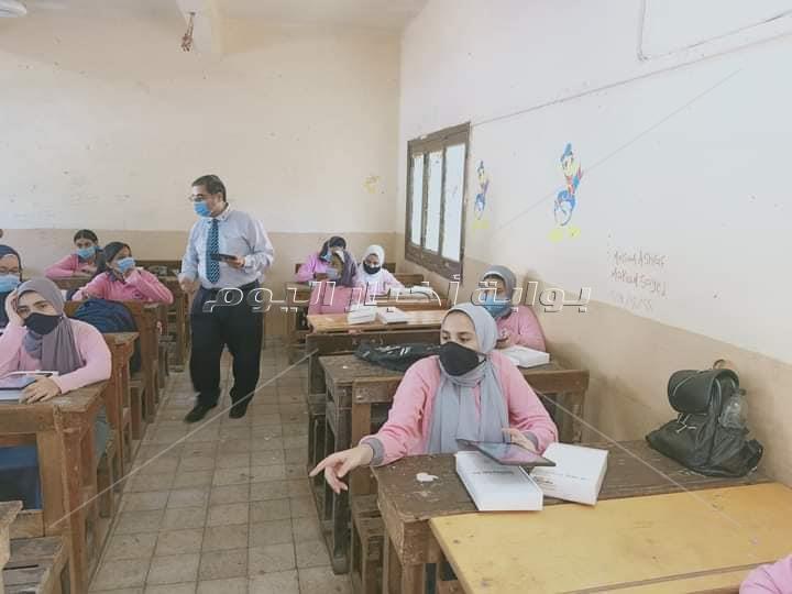 بالصور .. طلاب الصف الأول الثانوي يستلمون أجهزة التابلت
