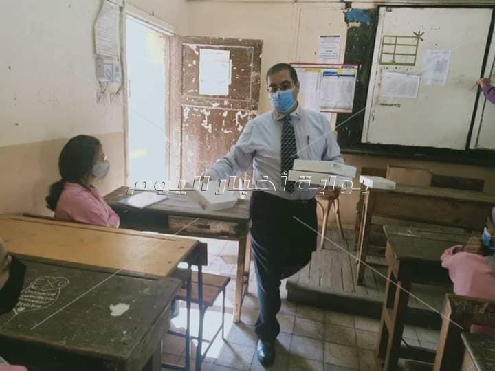 بالصور .. طلاب الصف الأول الثانوي يستلمون أجهزة التابلت