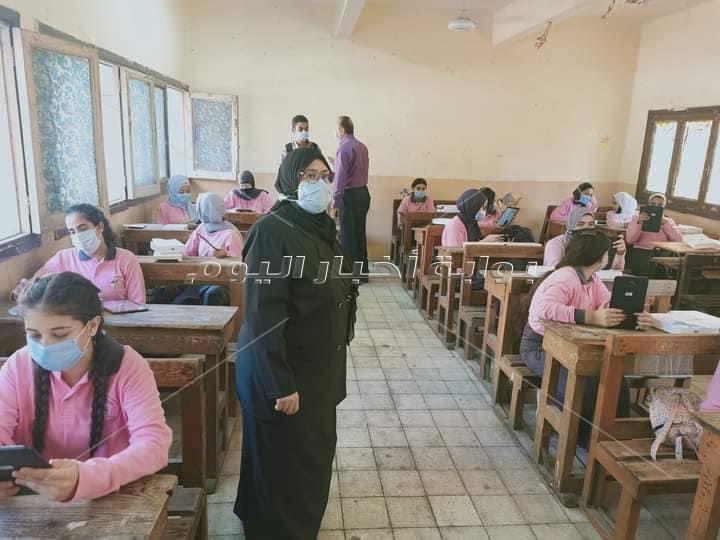 بالصور .. طلاب الصف الأول الثانوي يستلمون أجهزة التابلت