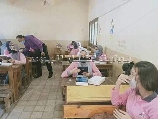 بالصور .. طلاب الصف الأول الثانوي يستلمون أجهزة التابلت