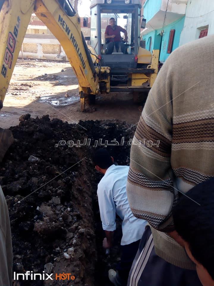 اصلاح عطل بخط مياه ميت القائد فى مدينة العياط