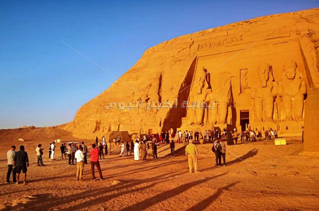  رغم جائحة كورونا 160 سائح تابعوا ومئات المصريين  تعامد الشمس