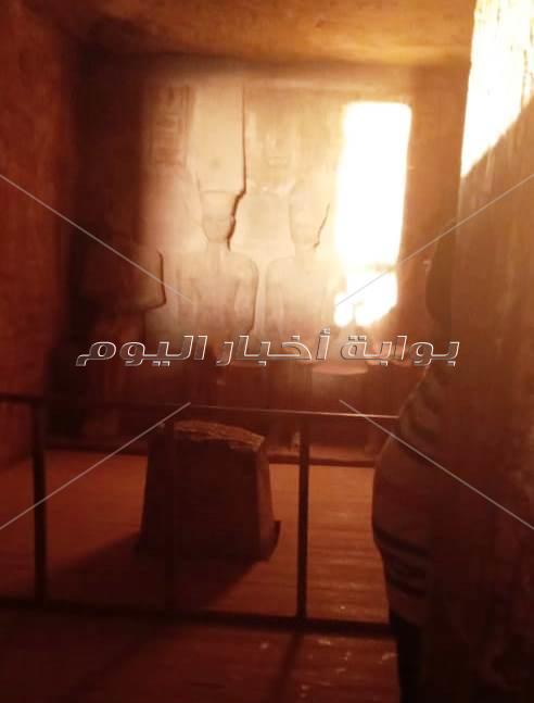  رغم جائحة كورونا 160 سائح تابعوا ومئات المصريين  تعامد الشمس