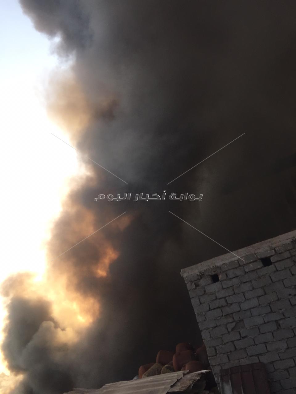 حريق هائل بشونة خردة  بشونة خردة بزفتي والدفاع المدني يحاول السيطرة