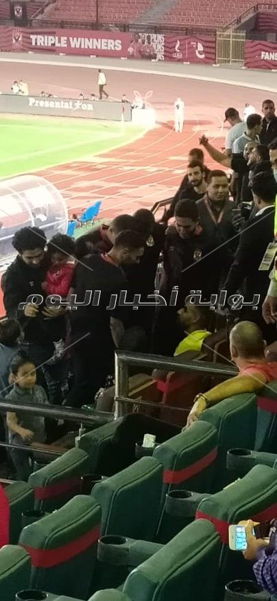 لاعبي الأهلي يساندون مؤمن زكريا 