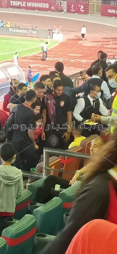 لاعبي الأهلي يساندون مؤمن زكريا 