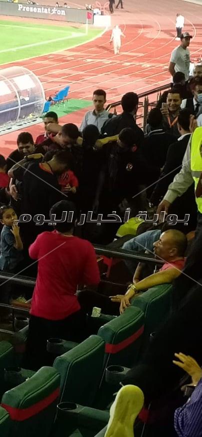 لاعبي الأهلي يساندون مؤمن زكريا 