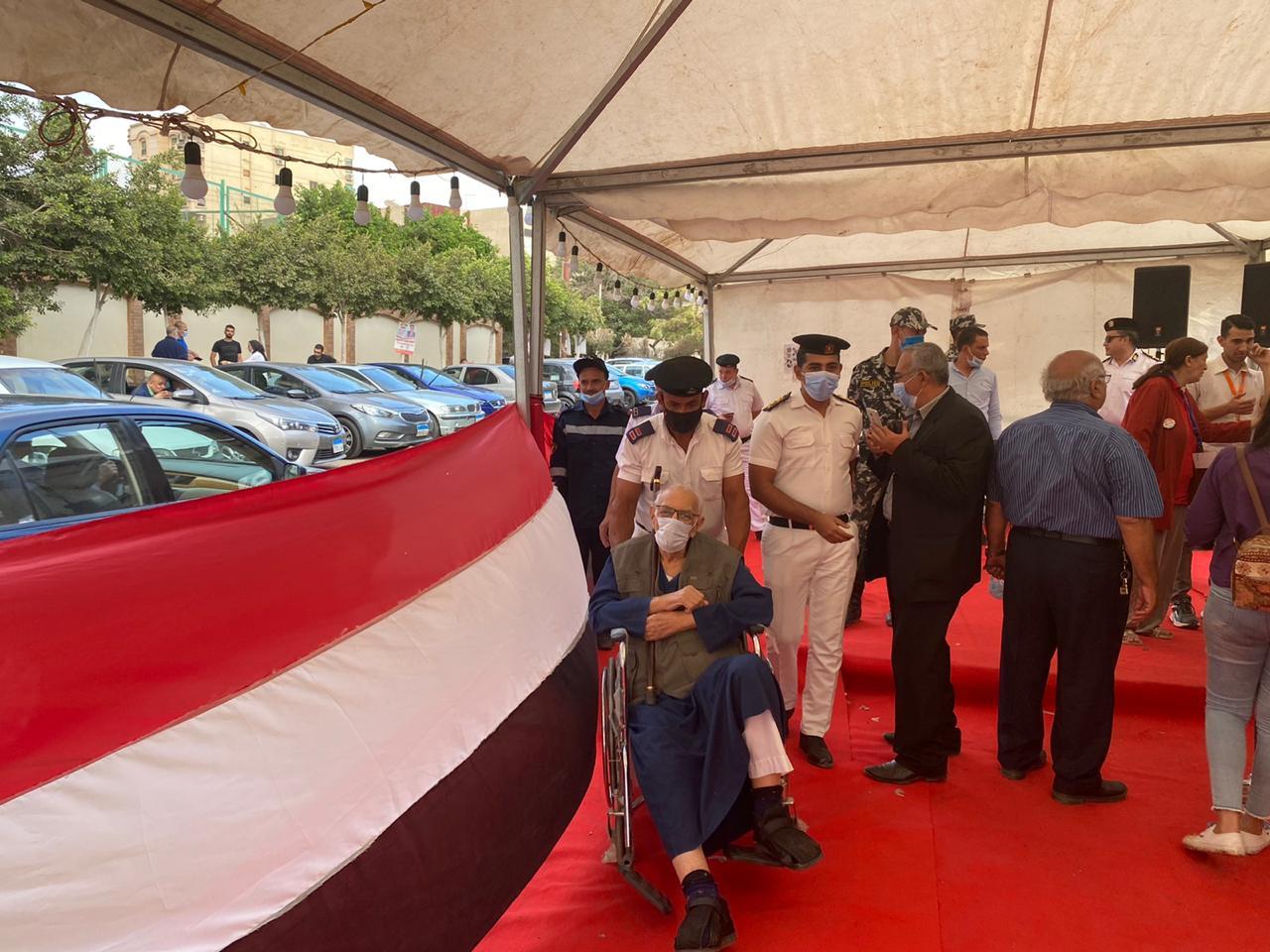 أمن القاهرة يستجيب لمسن للإدلاء بصوته بالنزهة 