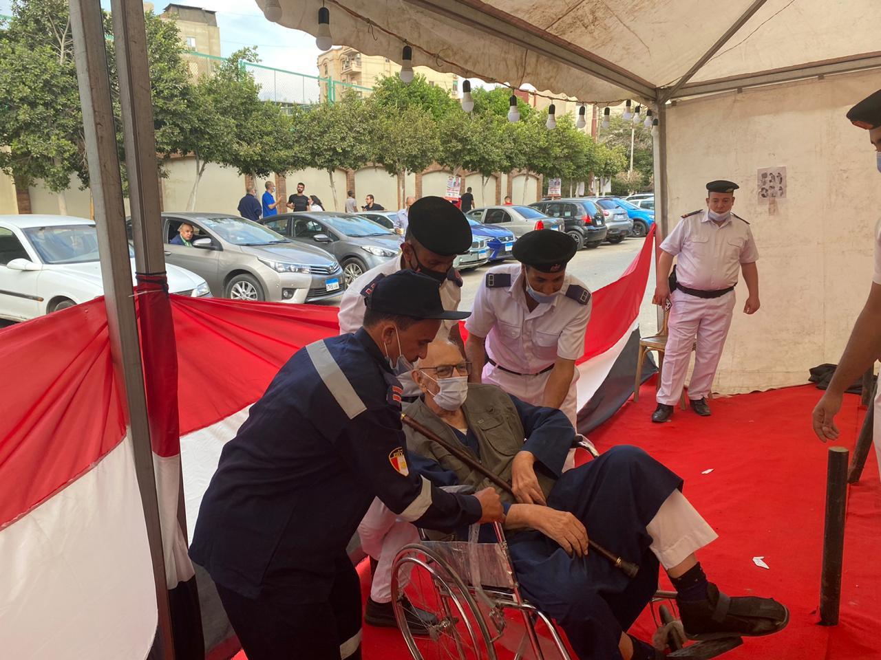 أمن القاهرة يستجيب لمسن للإدلاء بصوته بالنزهة 