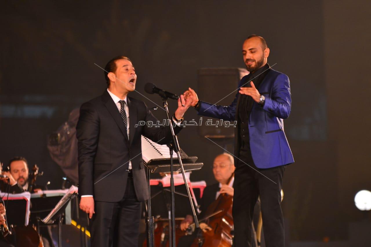  صور | مدحت صالح يُشعل مسرح النافورة بـ«مليونيرات»