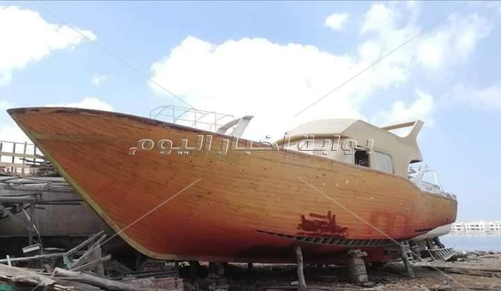 السفن ومراكب الصيد في عزبة البرج في النيل وعلي الشاطئ 
