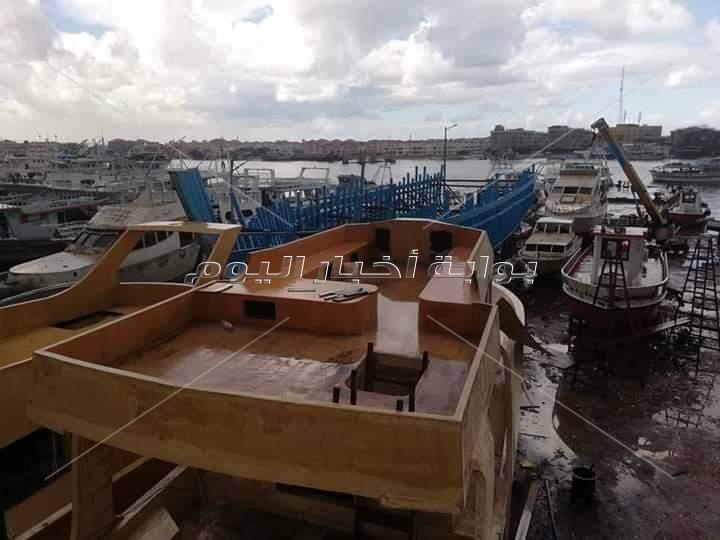 السفن ومراكب الصيد في عزبة البرج في النيل وعلي الشاطئ 