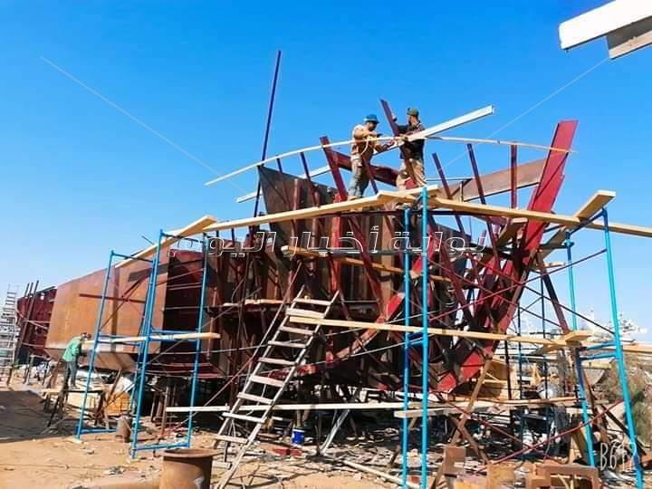 السفن ومراكب الصيد في عزبة البرج في النيل وعلي الشاطئ 