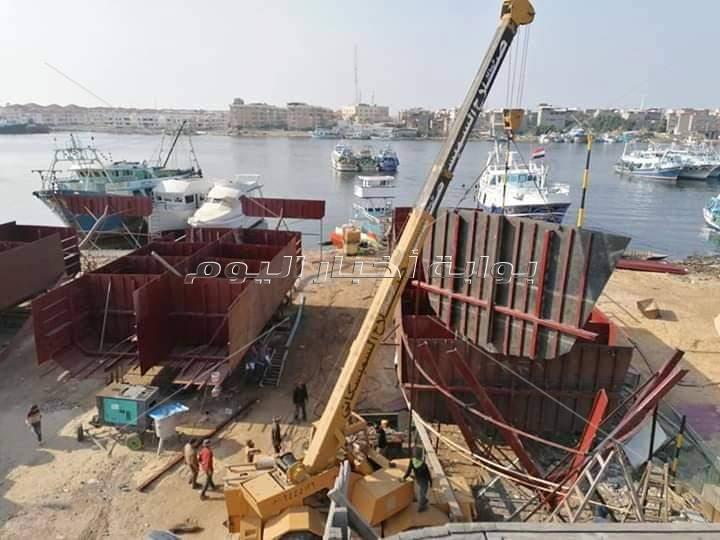 السفن ومراكب الصيد في عزبة البرج في النيل وعلي الشاطئ 