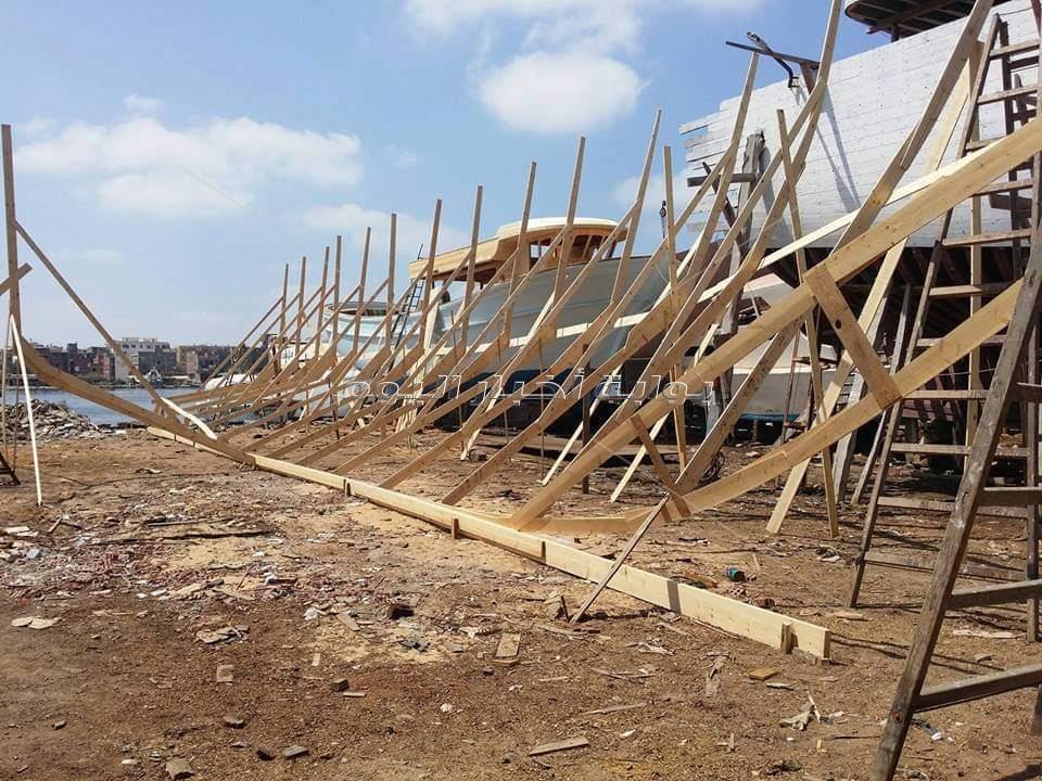 السفن ومراكب الصيد في عزبة البرج في النيل وعلي الشاطئ 