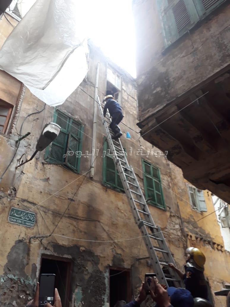  إنقاذ أب وطفل في انهيار سلم عقار بالإسكندرية بسبب الأمطار 