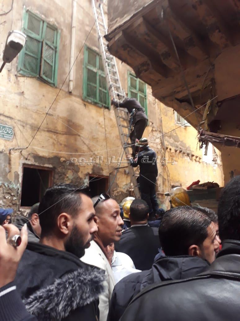  إنقاذ أب وطفل في انهيار سلم عقار بالإسكندرية بسبب الأمطار 