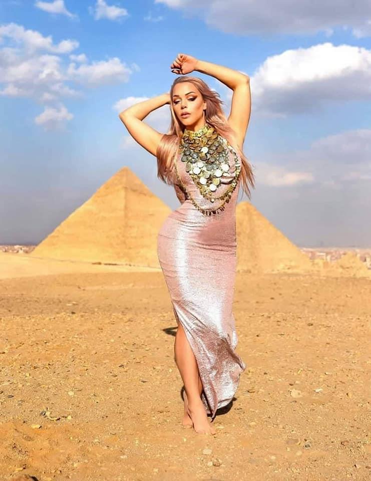 على غرار فتاة سقارة... سياح يلتقطون الصور التذكارية من أمام المزارات الأثرية المصرية