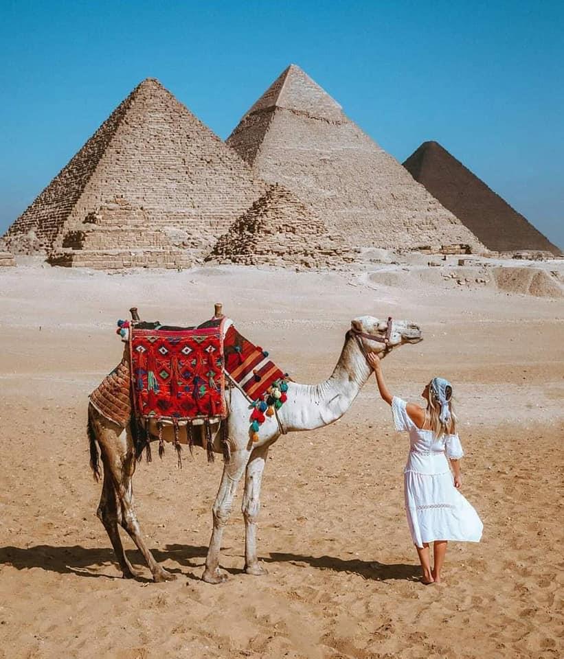 على غرار فتاة سقارة... سياح يلتقطون الصور التذكارية من أمام المزارات الأثرية المصرية