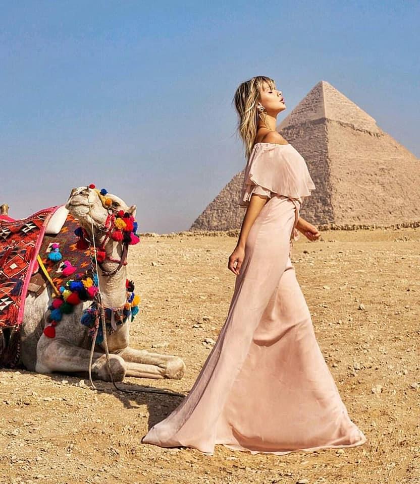 على غرار فتاة سقارة... سياح يلتقطون الصور التذكارية من أمام المزارات الأثرية المصرية