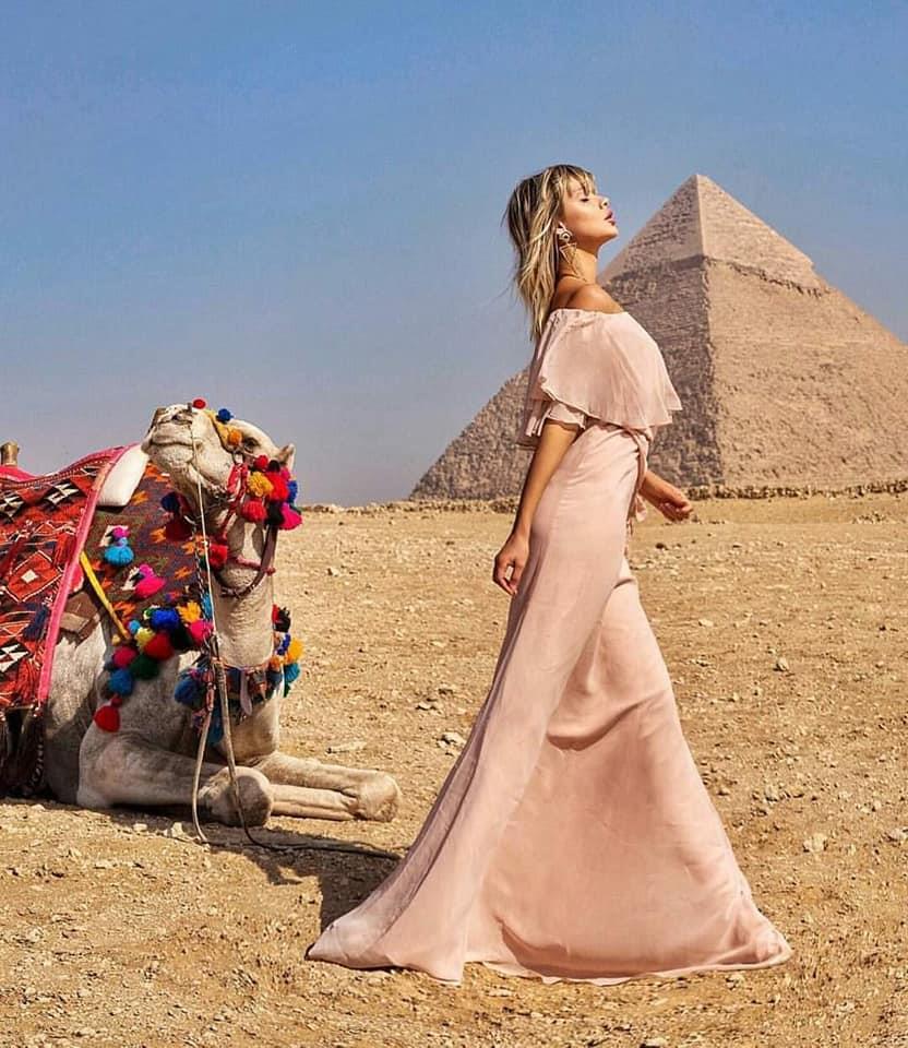 على غرار فتاة سقارة... سياح يلتقطون الصور التذكارية من أمام المزارات الأثرية المصرية