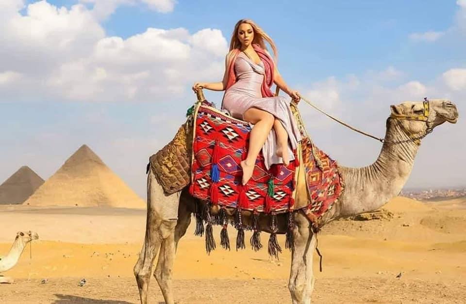 على غرار فتاة سقارة... سياح يلتقطون الصور التذكارية من أمام المزارات الأثرية المصرية
