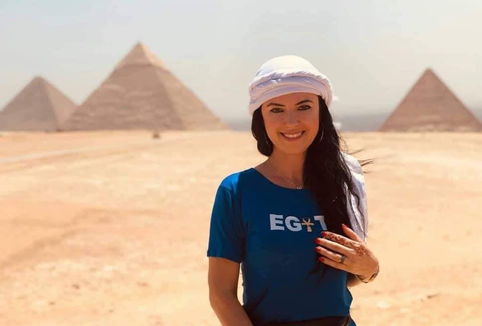 على غرار فتاة سقارة... سياح يلتقطون الصور التذكارية من أمام المزارات الأثرية المصرية